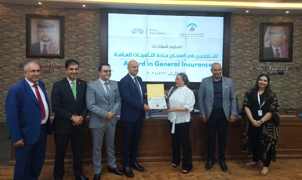 The CEO of Oval International Academy and the CEO of the Jordanian Insurance Federation celebrate a group of successful students in the first batch of the general insurance exam and hand over certificates to those who passed.